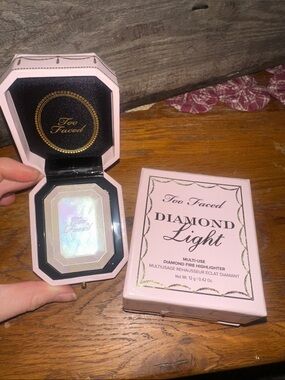 Too Faced Diamond Light Highlighter - Iridescent White with Pink Case